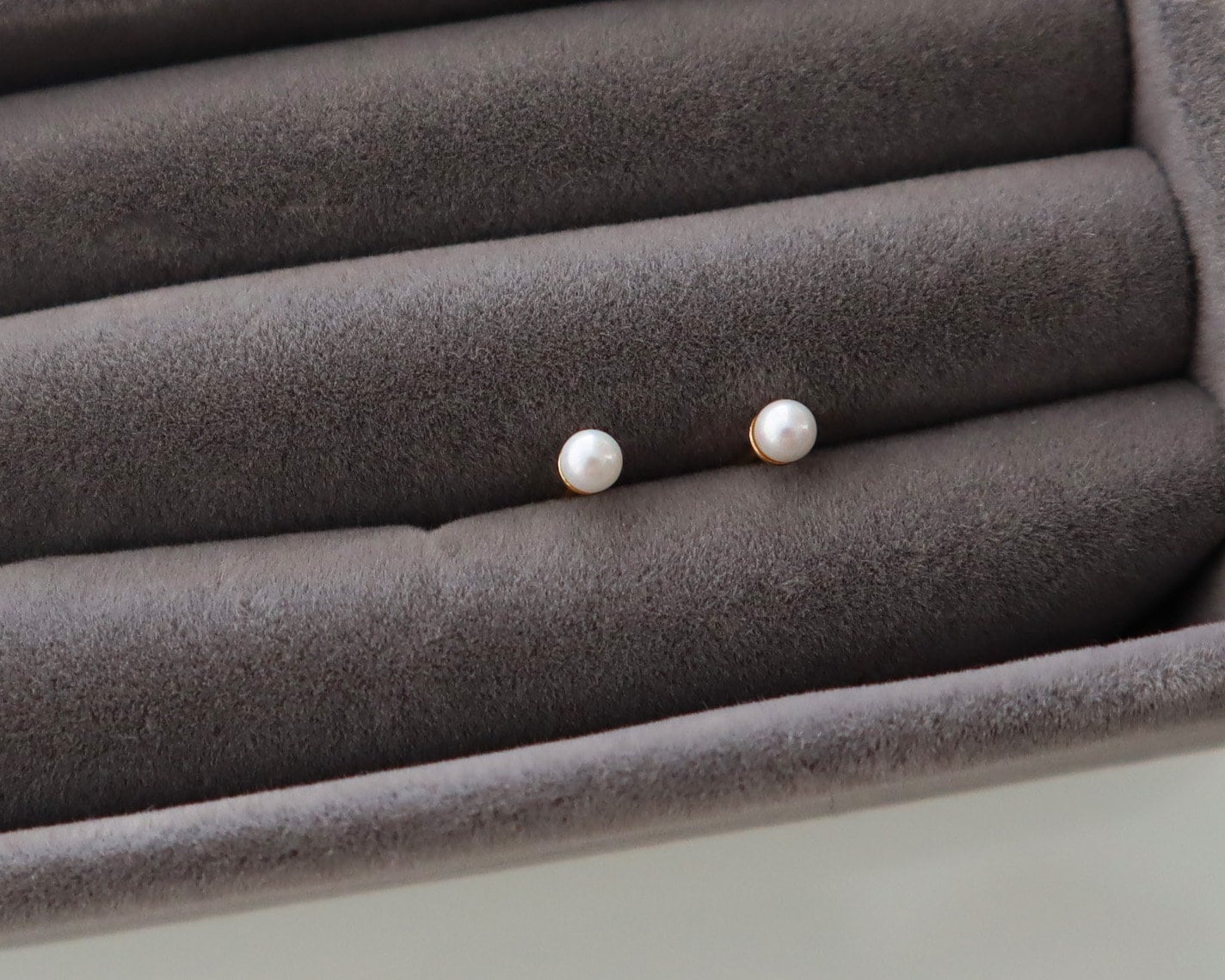 PEARL STUDS